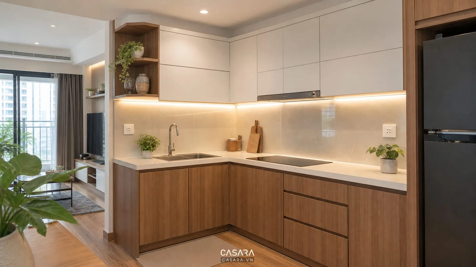 Khu bếp căn hộ chung cư 60m2 có đèn dưới tủ và ổ cắm tiện dụng