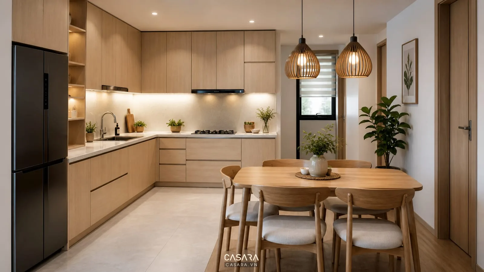 Bếp chung cư 70m2 với tủ bếp chữ L bàn ăn 4 ghế và vật liệu gỗ sáng