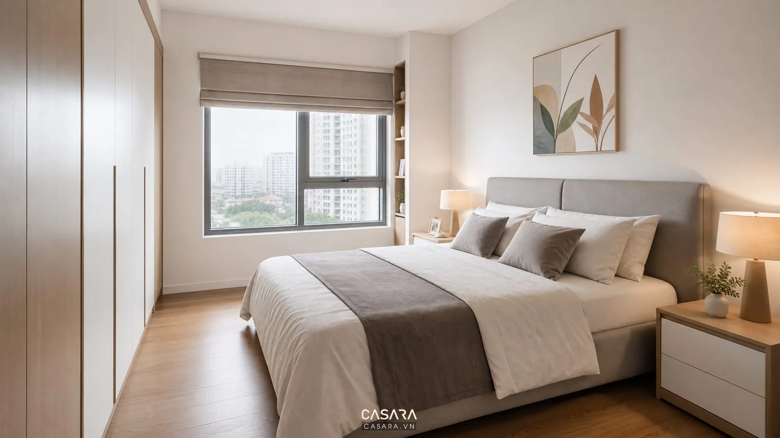 Hệ tủ áo và tủ lưu trữ trong nhà chung cư 2 phòng ngủ với cánh tủ phẳng màu sáng tay nắm âm sàn gỗ và đèn hắt nhẹ
