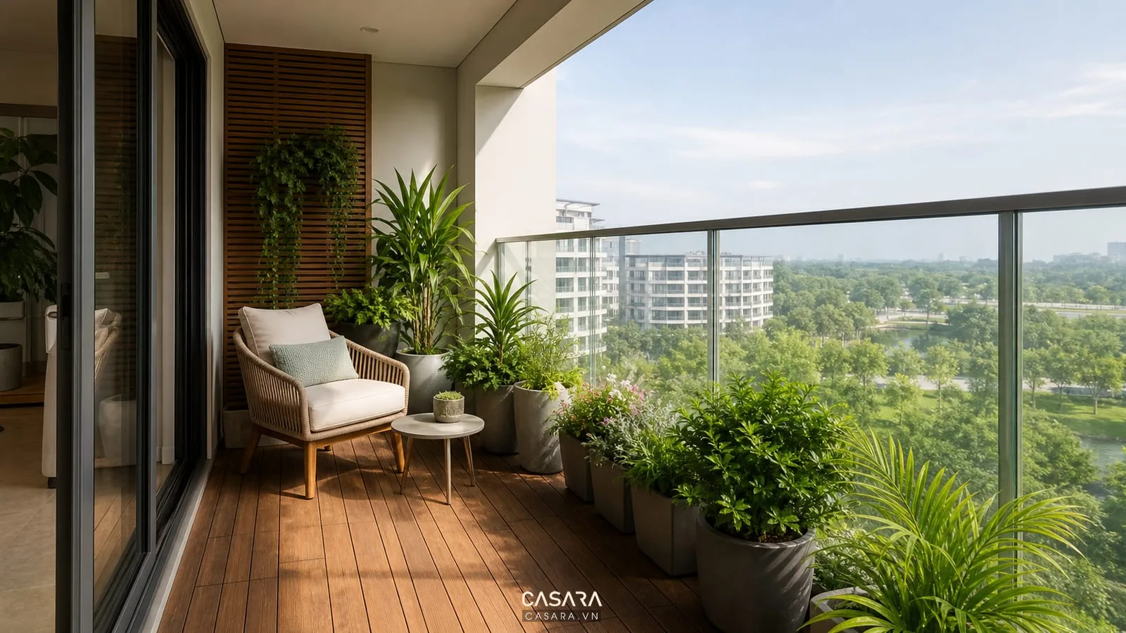 thiết kế logia chung cư Ecopark với cây xanh ghế thư giãn và sàn gỗ ngoài trời