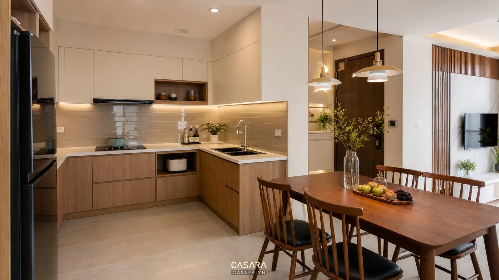 Thiết kế chung cư Home City khu bếp bàn ăn liên thông với tủ bếp và ổ cắm tiện dụng