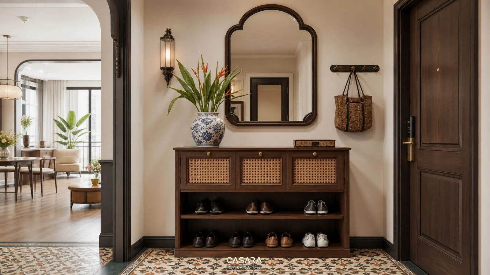 Sảnh chung cư Indochine với gương vòm, tủ gỗ và gạch bông