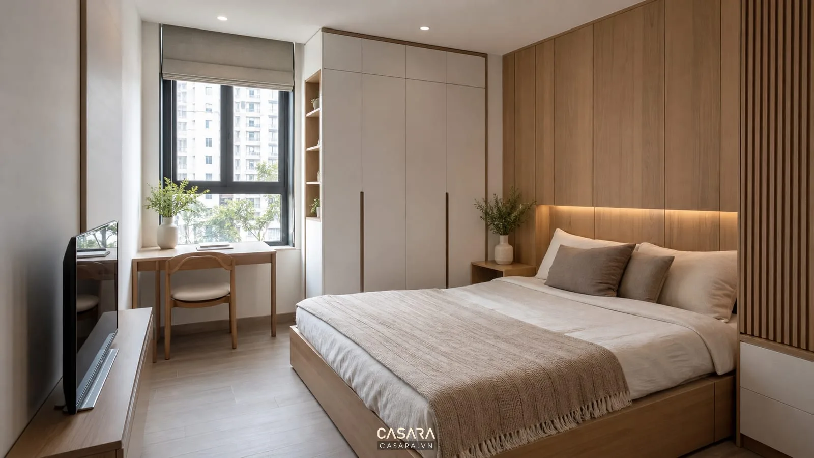 Giường ngủ trong thiết kế chung cư mini 20m2 với tủ kịch trần và bàn cạnh cửa sổ