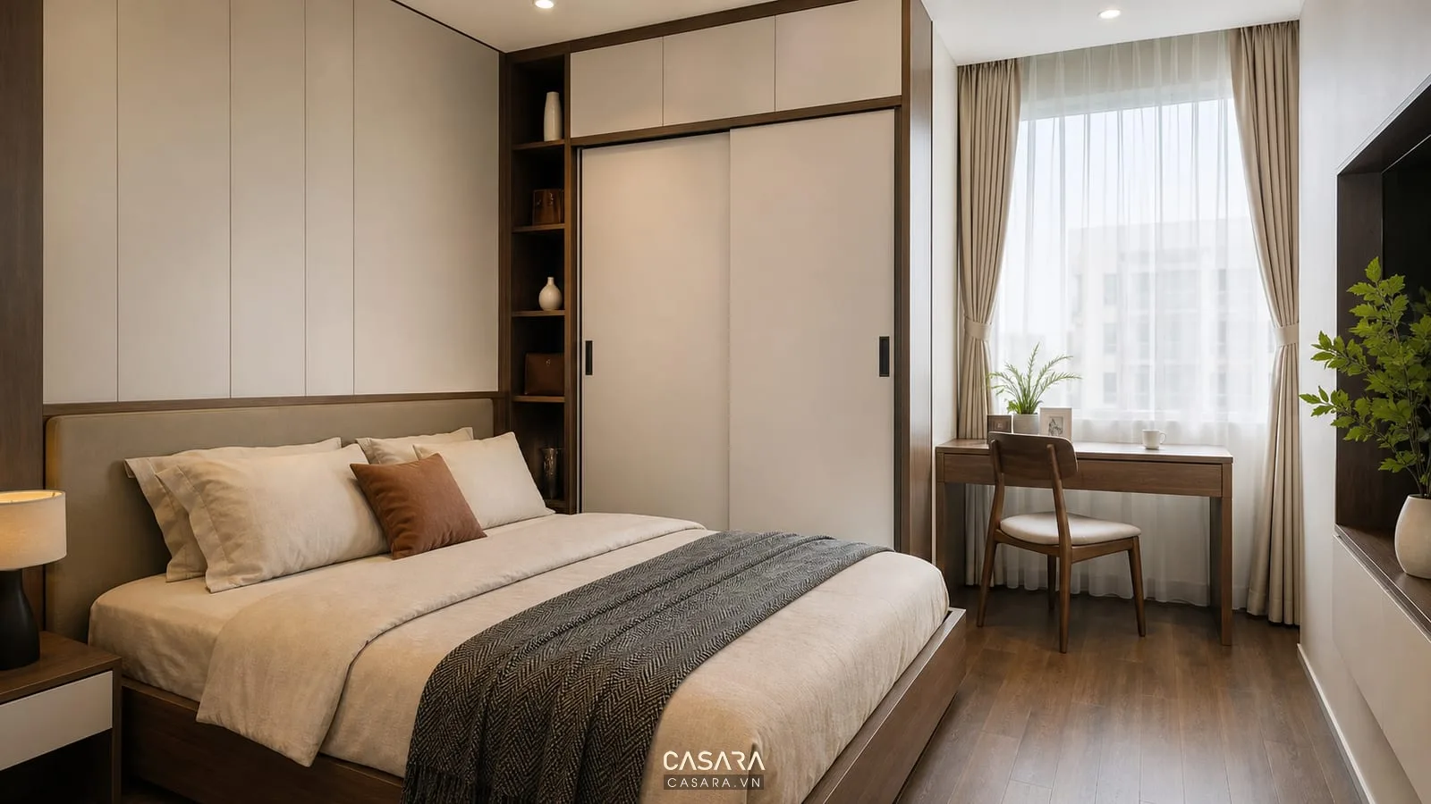 Phòng ngủ thiết kế chung cư mini 80m2 với giường đôi, tủ áo cánh lùa, bàn làm việc nhỏ và rèm sáng