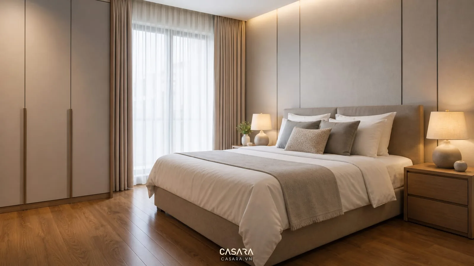 Phòng ngủ chung cư Mulberry Lane thư giãn với rèm sáng sàn gỗ và đèn đầu giường