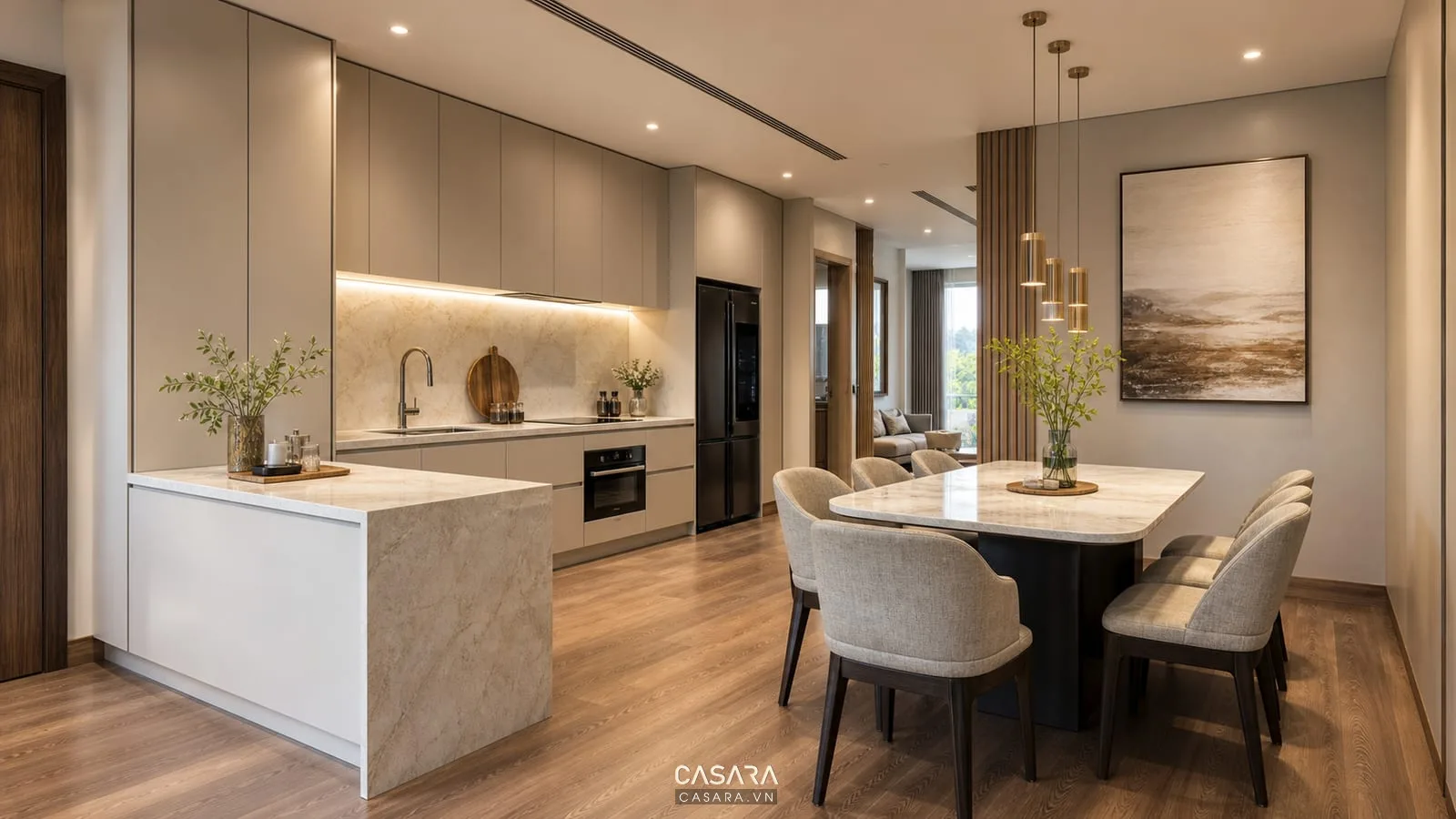 Bếp chung cư luxury liền bàn ăn với tủ bếp kịch trần, mặt đá sáng, ghế bọc vải và đèn thả kim loại
