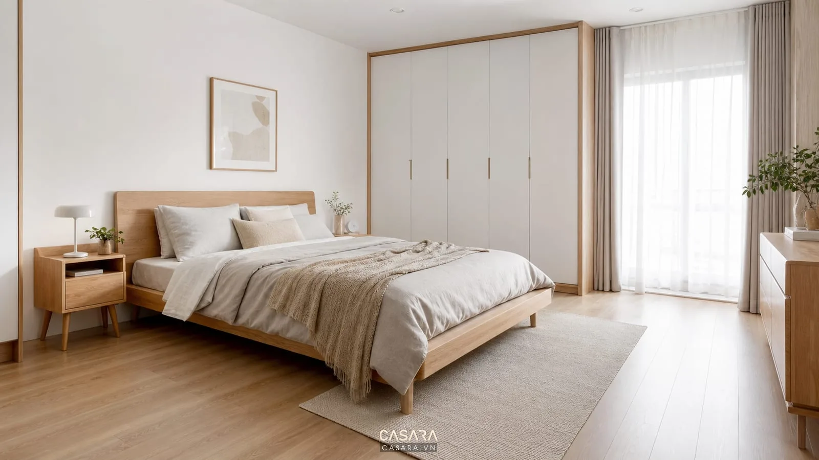 Phòng ngủ chung cư phong cách Scandinavian có giường thấp và tủ áo sáng màu