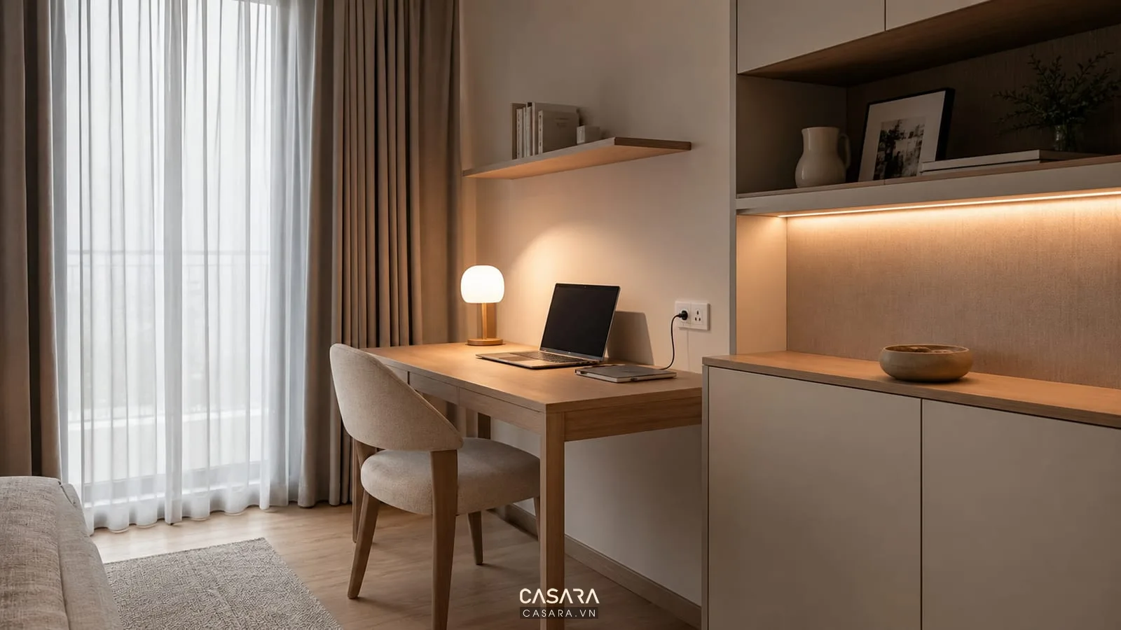 góc làm việc chung cư tối giản với ổ cắm đèn bàn và tủ lưu trữ gọn