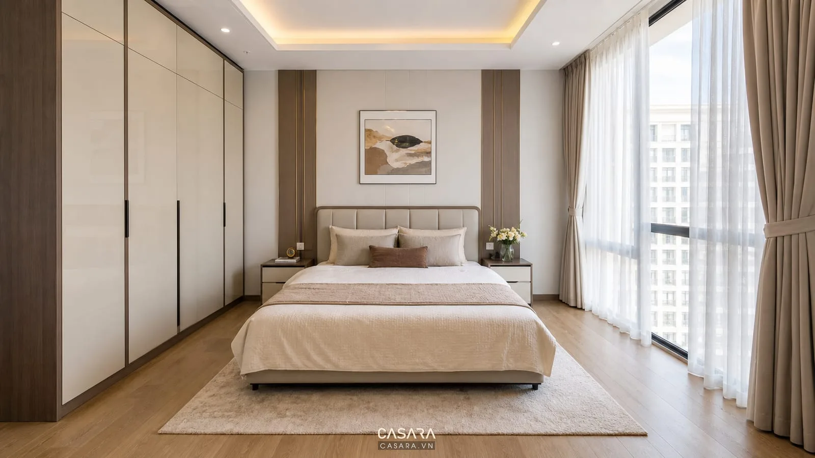 Phòng ngủ master chung cư Royal City có giường đôi, tủ áo và lối đi thoáng