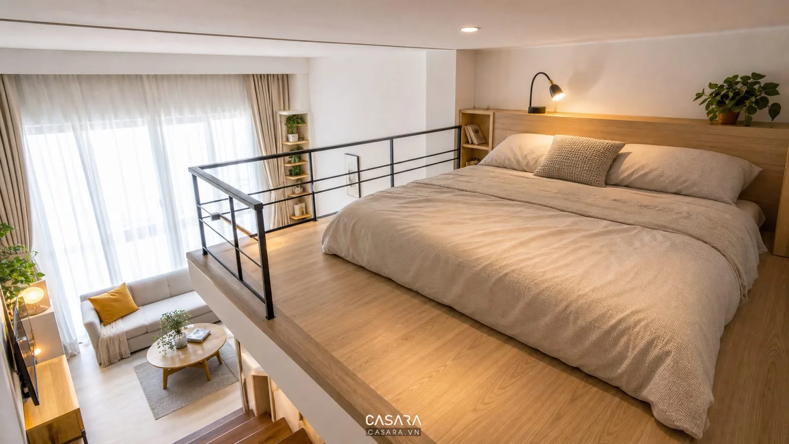 Giường ngủ trên gác xép chung cư với lan can mảnh, đèn đọc sách và màu gỗ sáng