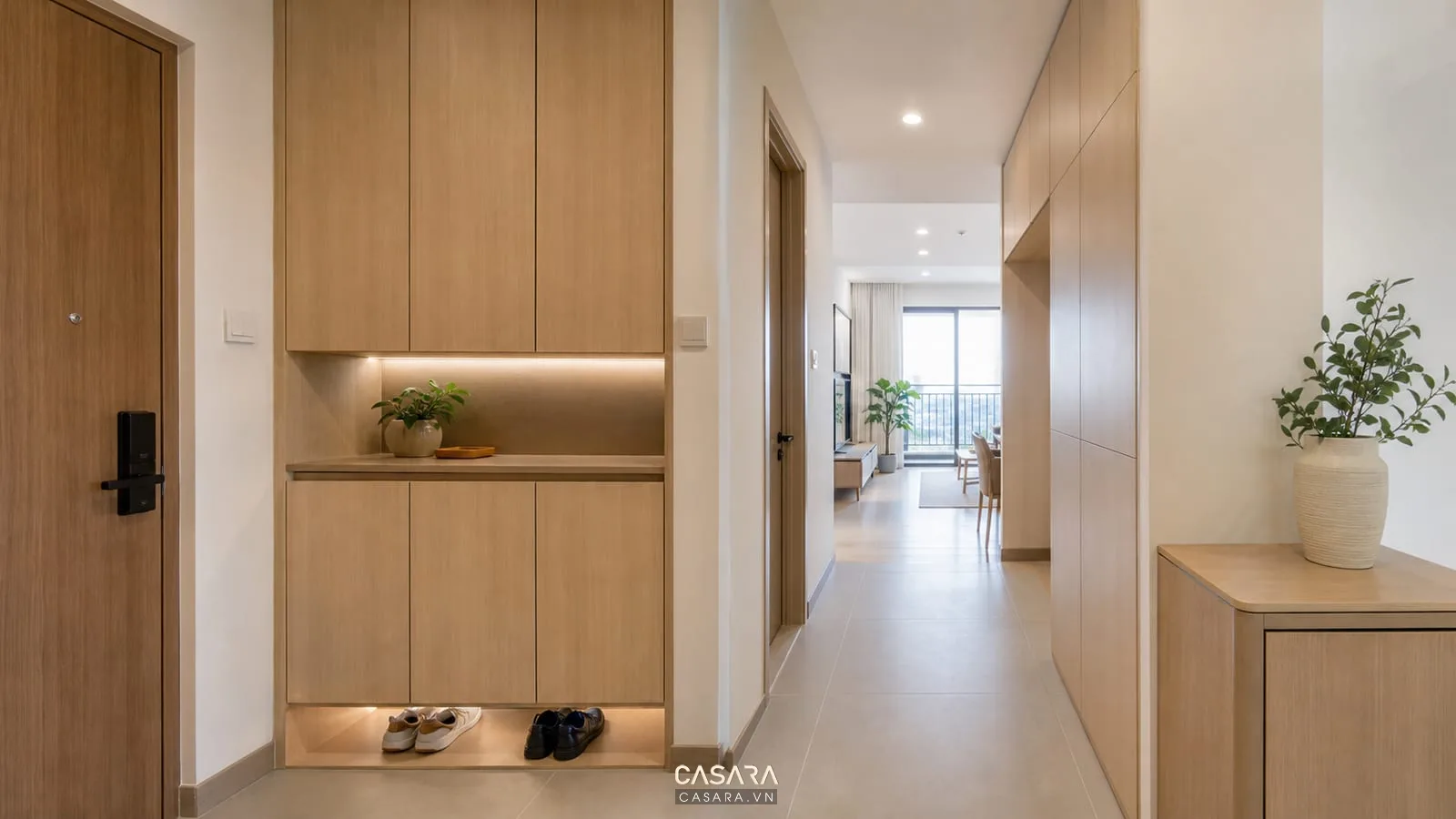 hành lang chung cư có tủ âm tường màu gỗ sáng và lối đi gọn