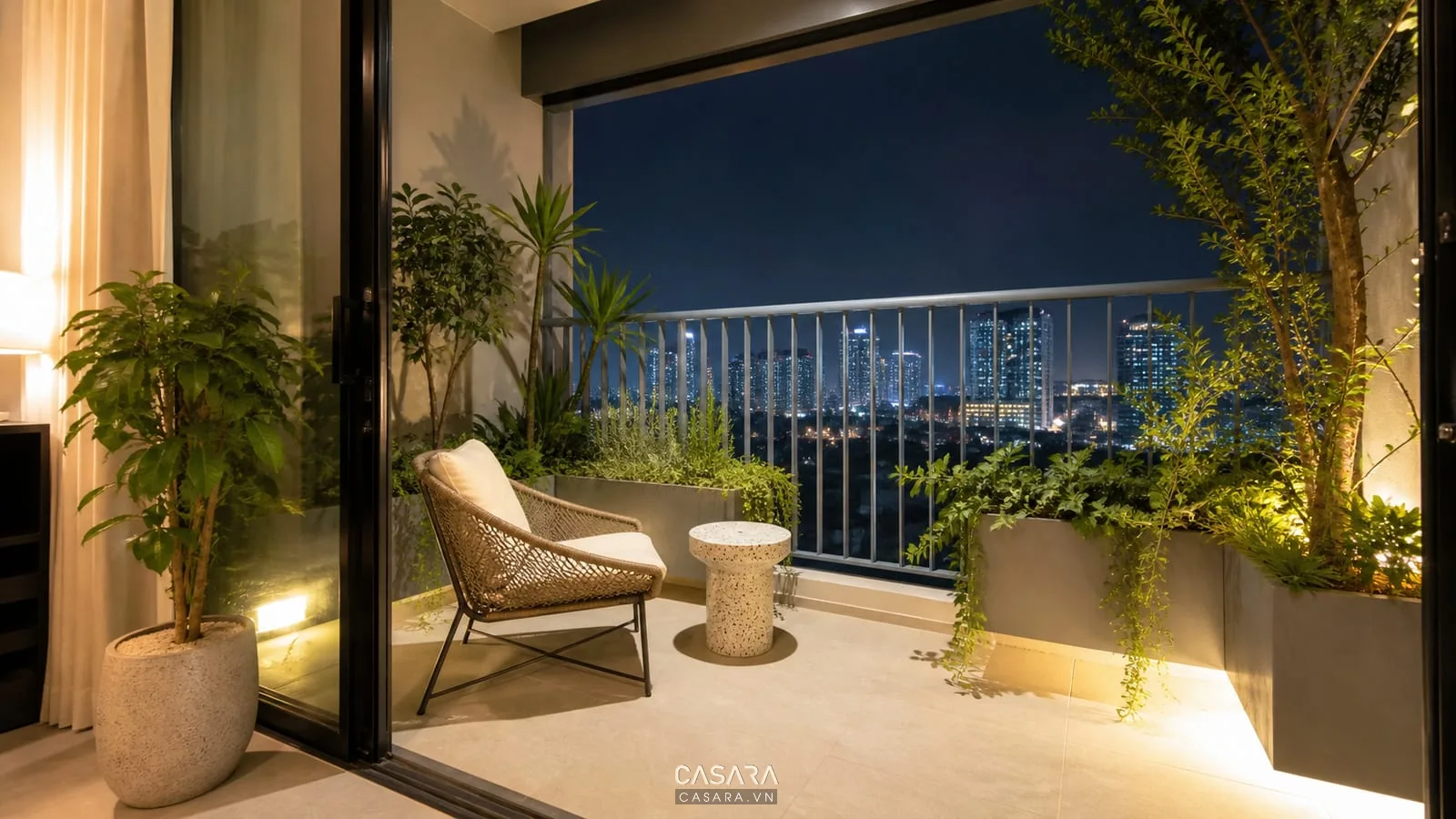 Lô gia chung cư cao cấp với ghế thấp, cây xanh, đèn ấm và view thành phố