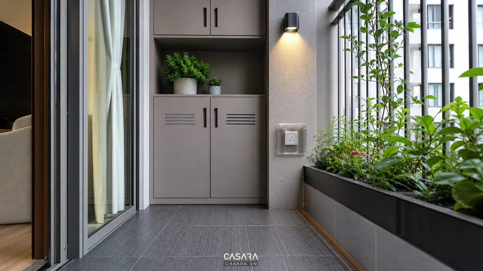 chi tiết vật liệu thiết kế logia chung cư với sàn chống trơn, ổ cắm an toàn và tủ chống ẩm