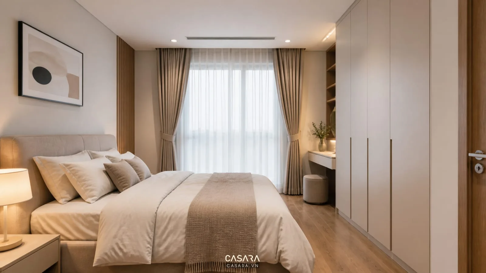 Phòng ngủ căn hộ chung cư 50m2 với giường đôi và tủ áo kịch trần
