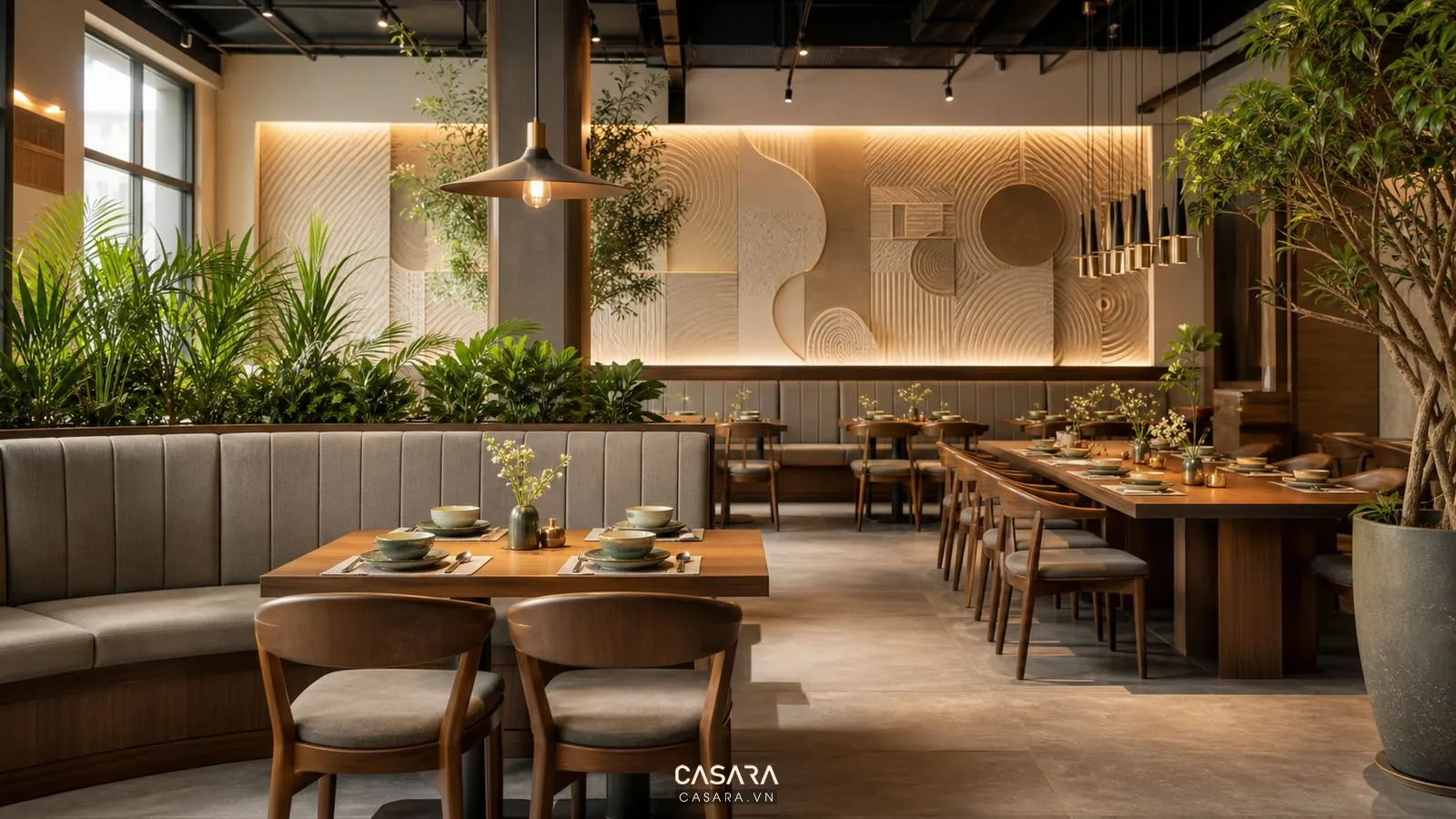 Thiết kế nhà hàng đẹp phong cách hiện đại với bàn đôi bàn nhóm ghế băng cây xanh và đèn treo