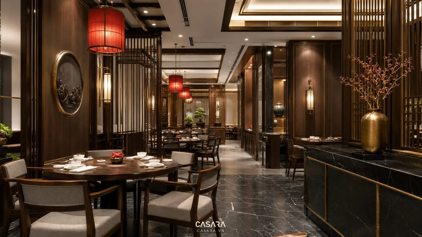 Vật liệu nhà hàng phong cách Trung Hoa gồm vách gỗ nâu trầm, đá đen, chi tiết vàng đồng, đèn lồng đỏ và bàn ăn nhà hàng sang trọng