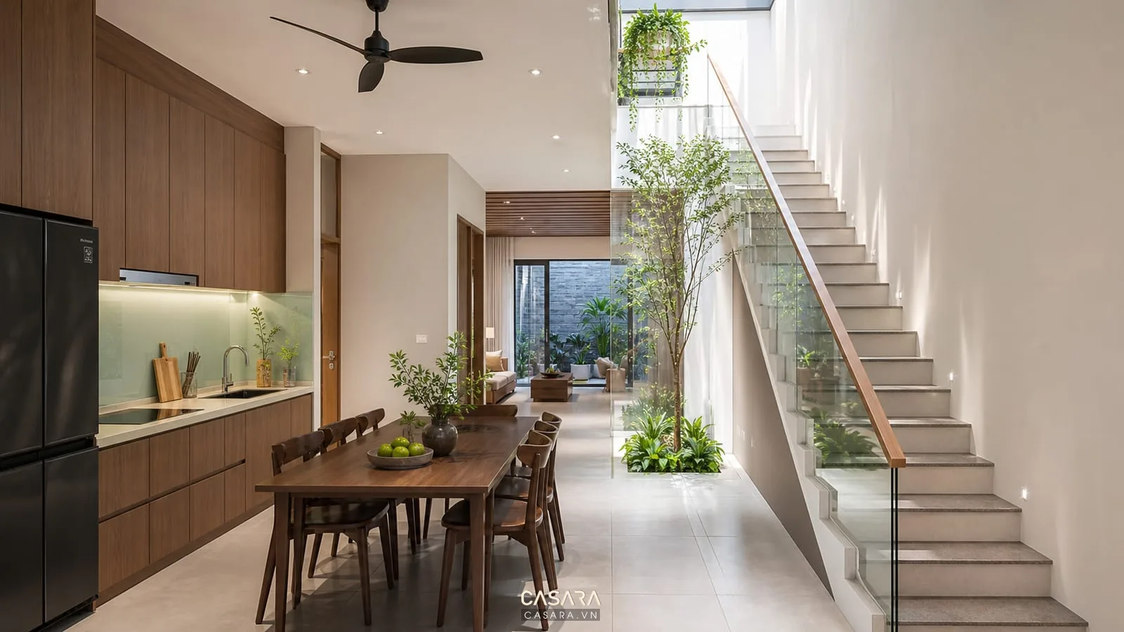 Cầu thang dọc nhà ống 5m kết hợp giếng trời và cây xanh