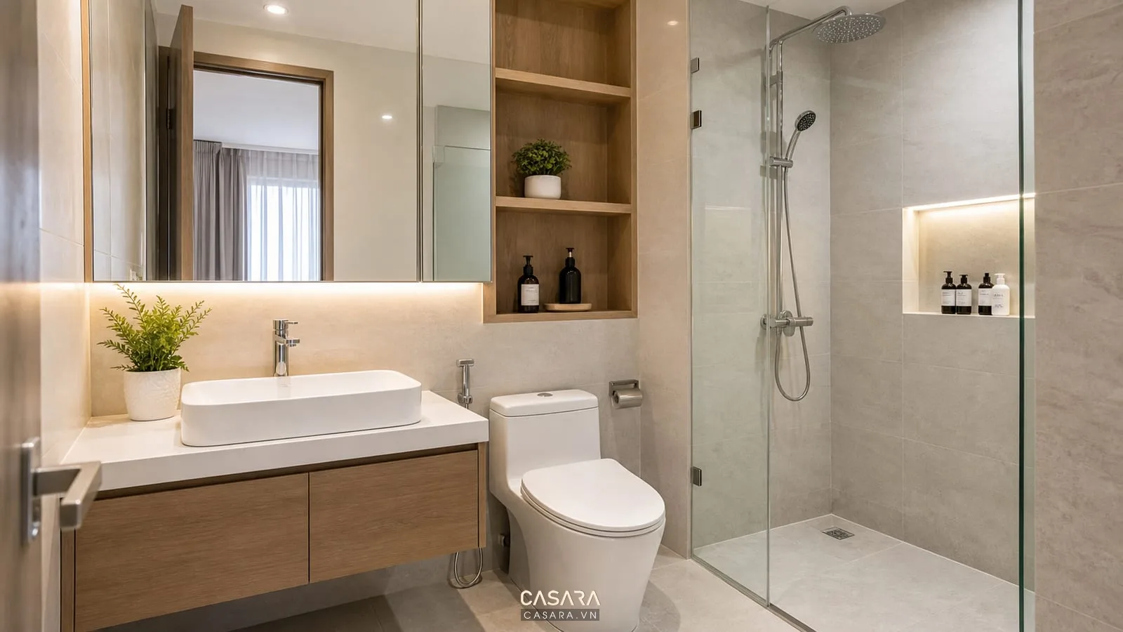Thiết kế nhà vệ sinh chung cư nhỏ với tủ lavabo treo, gương lớn, bồn cầu gọn, vách kính và kệ âm tường