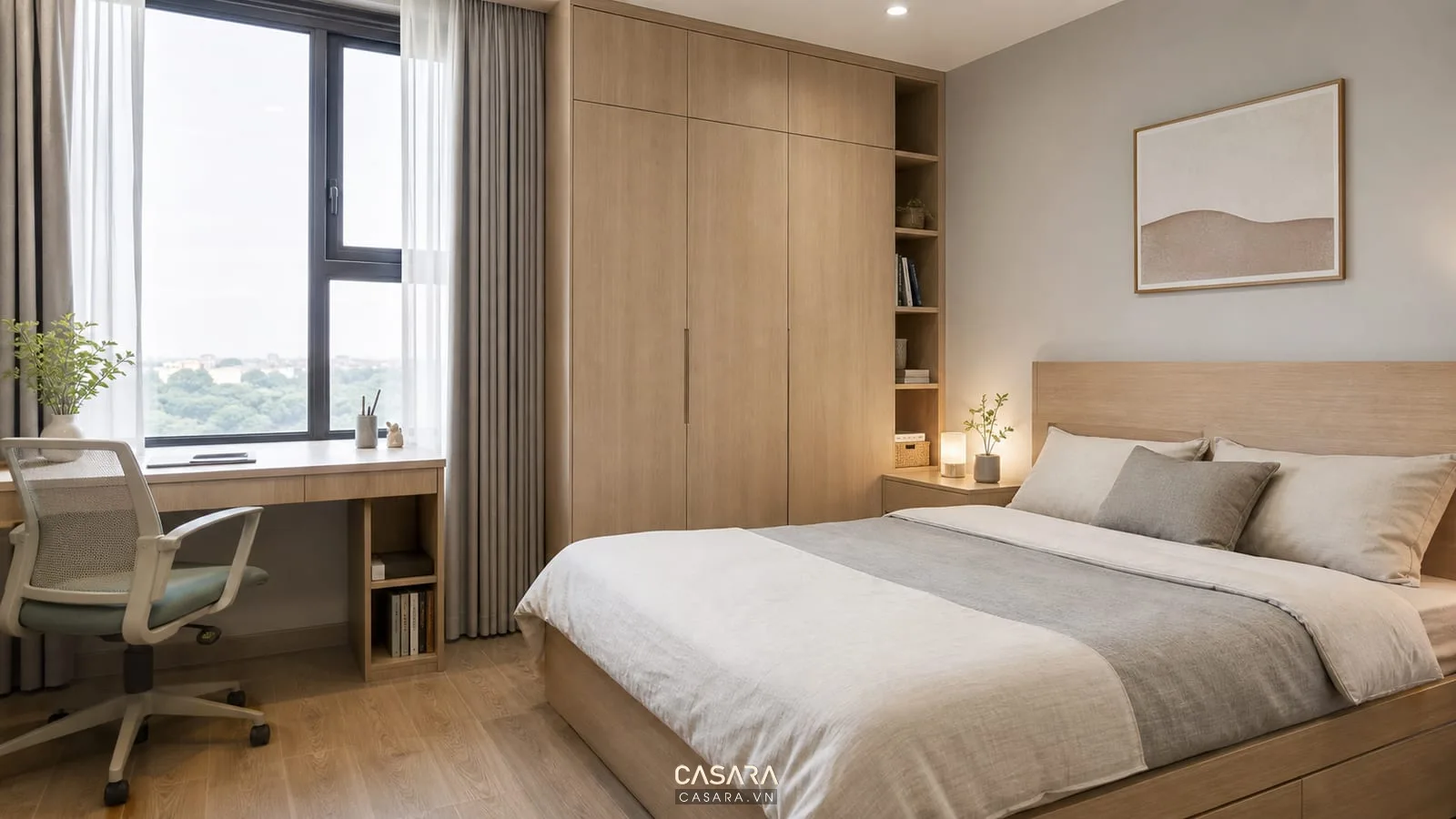 Phòng ngủ nhỏ trong căn hộ chung cư 65m2 có giường gỗ và bàn làm việc cạnh cửa sổ