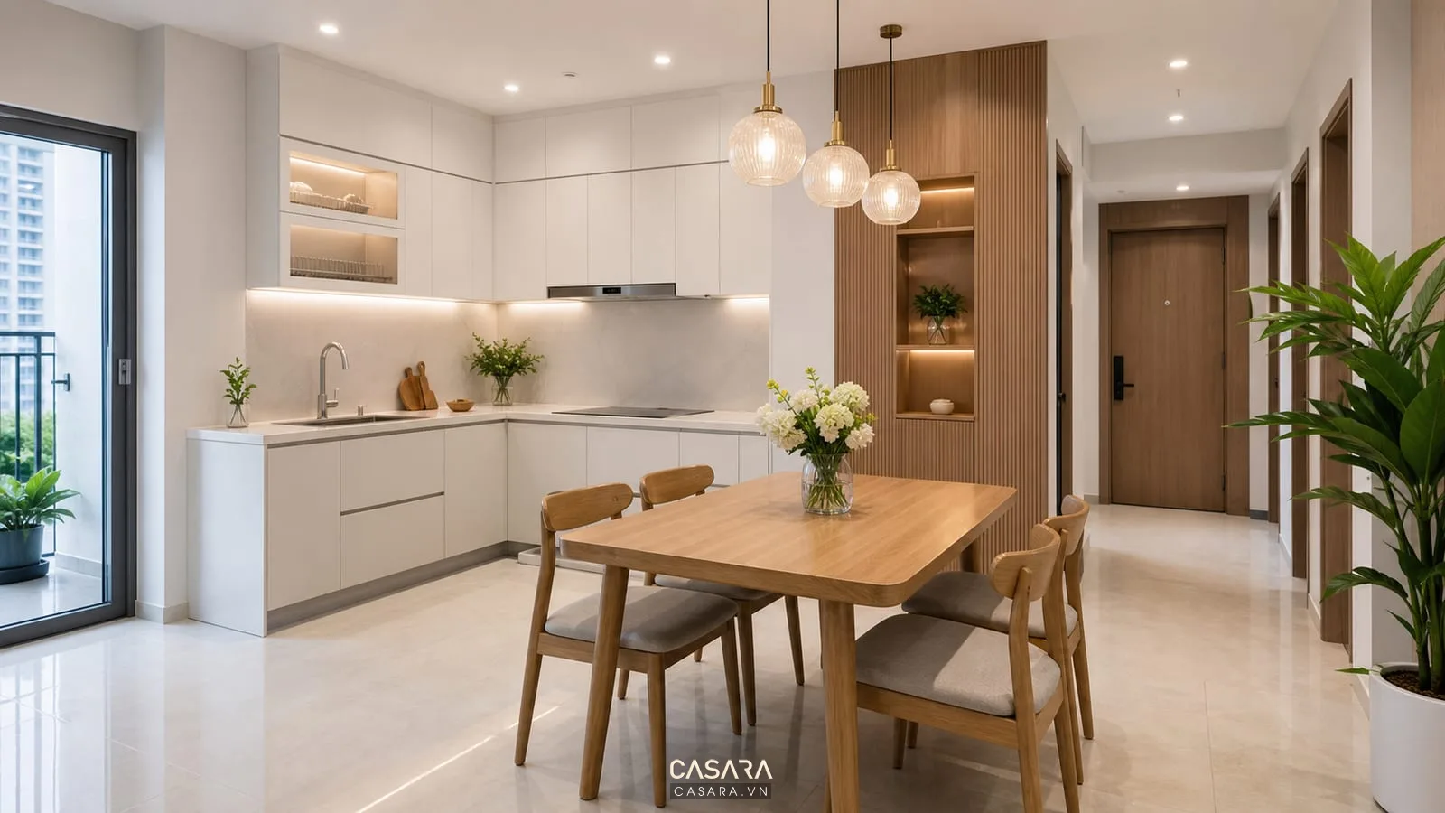 Bếp chung cư hiện đại với tủ bếp màu sáng và bàn ăn gỗ bốn ghế