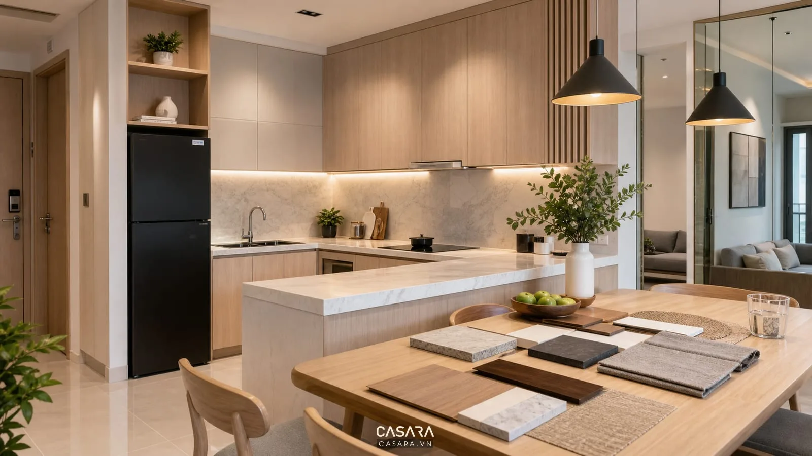Tủ bếp và bàn ăn trong thiết kế nội thất chung cư 55m2 với mặt đá sáng tủ gỗ màu sáng đèn thả và mẫu vật liệu
