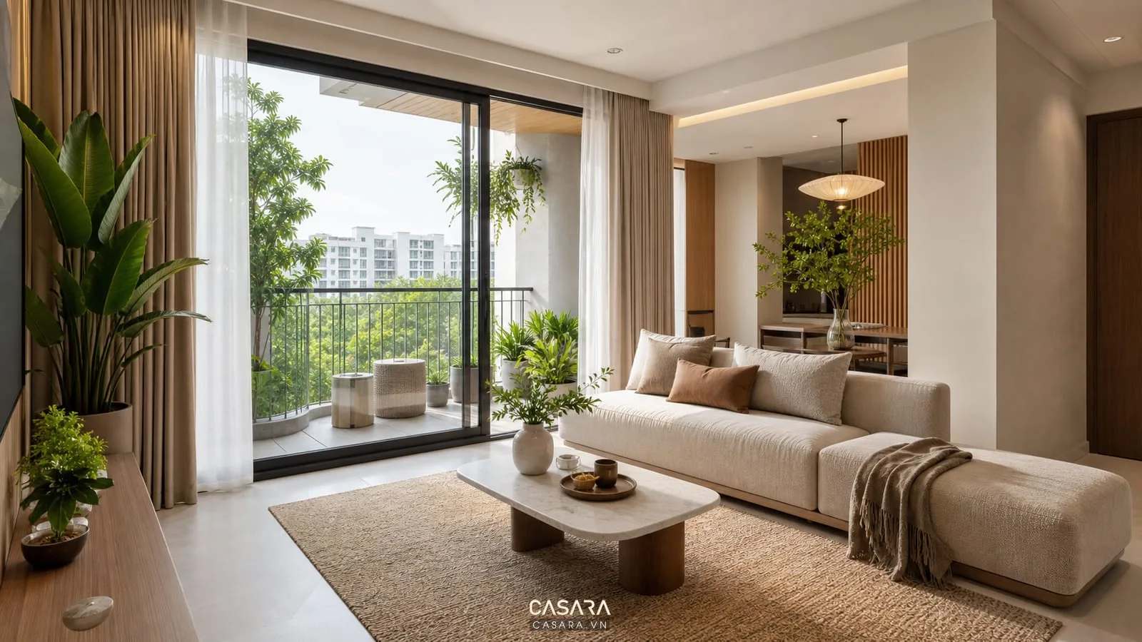 phòng khách chung cư 90m2 có ban công sáng và cây xanh