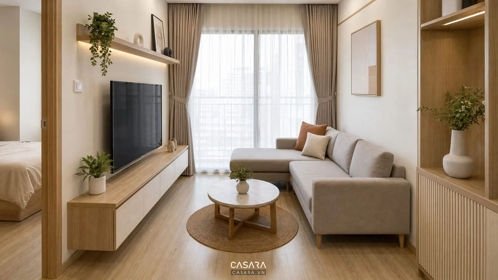 thiết kế nội thất chung cư bcons phòng khách sofa chữ L nhỏ kệ tivi thấp bàn trà tròn rèm ban công tông gỗ sáng