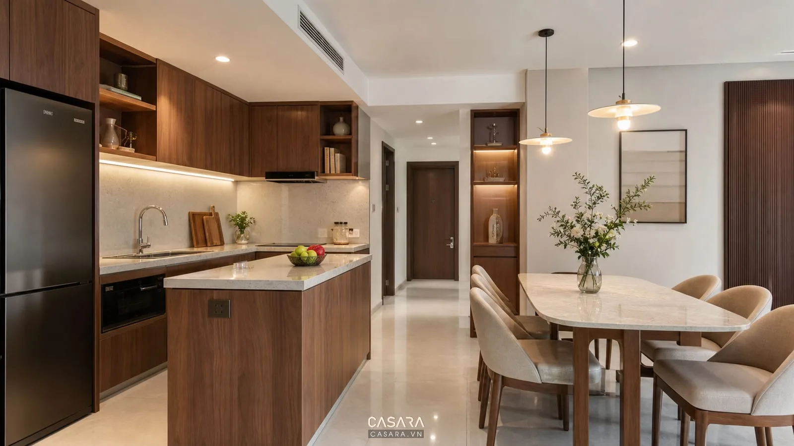 Khu bếp và bàn ăn chung cư với tủ bếp gỗ mặt đá đèn thả và ổ cắm gọn gàng