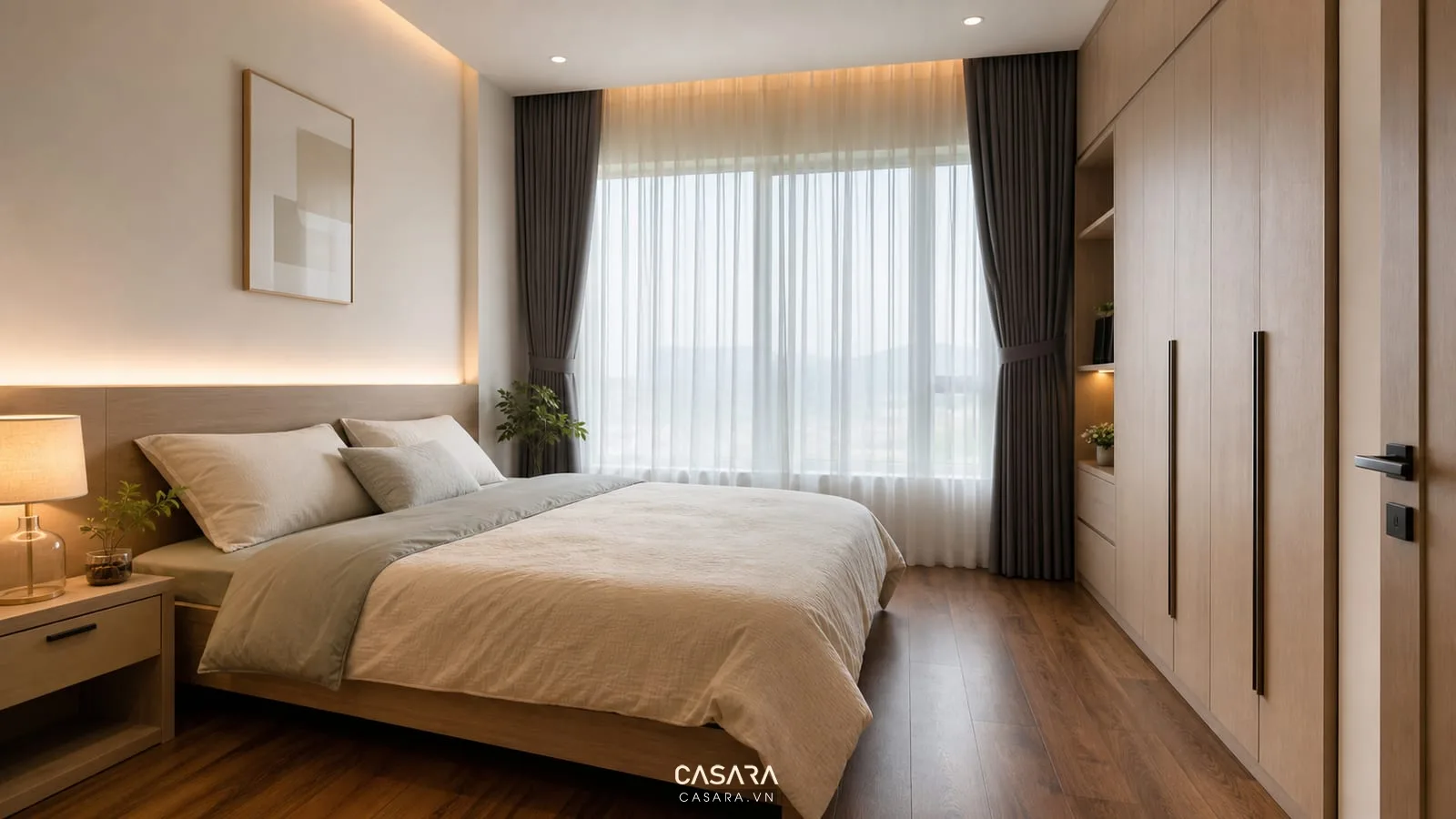 Phòng ngủ chung cư Quy Nhơn có giường gỗ sáng và tủ áo sát trần