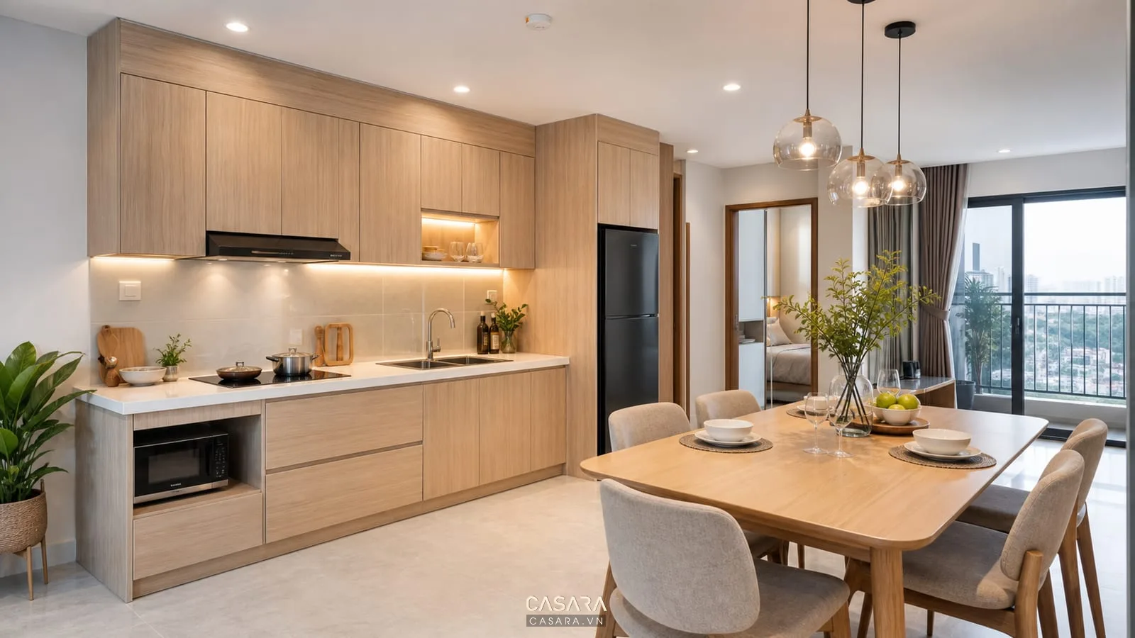 Bếp chung cư hiện đại với tủ gỗ sáng và bàn ăn gia đình