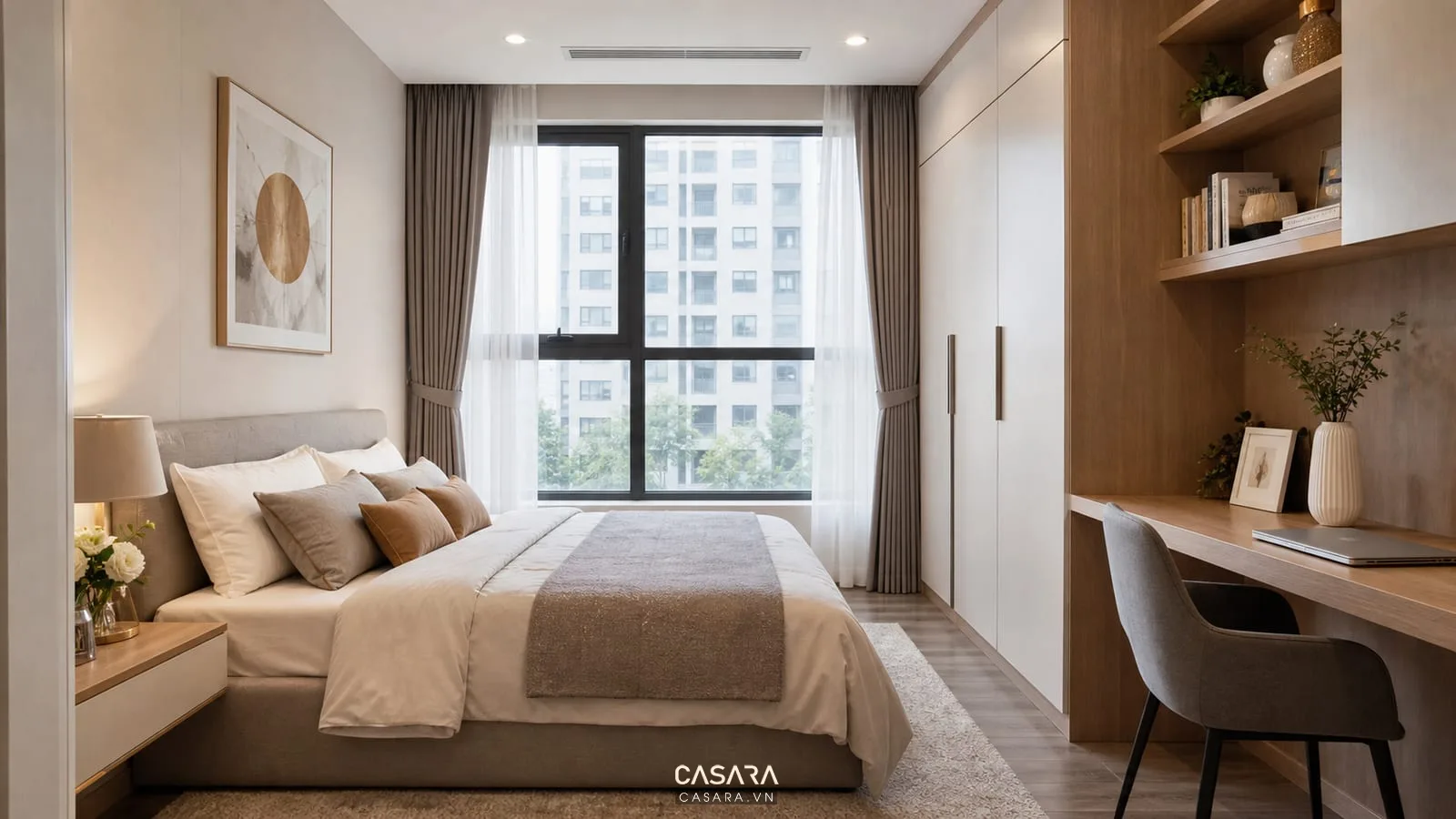 Phòng ngủ chung cư Vinhomes có bàn làm việc liền tủ áo gọn gàng