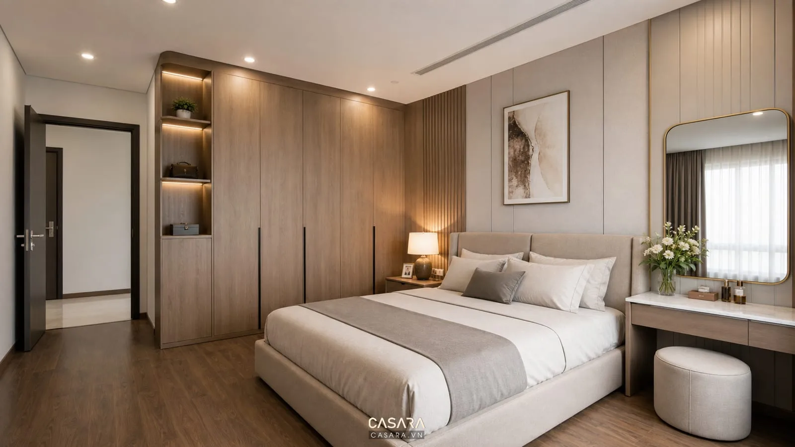 Phòng ngủ master chung cư Vinhomes với tủ áo lớn và lối đi thoáng
