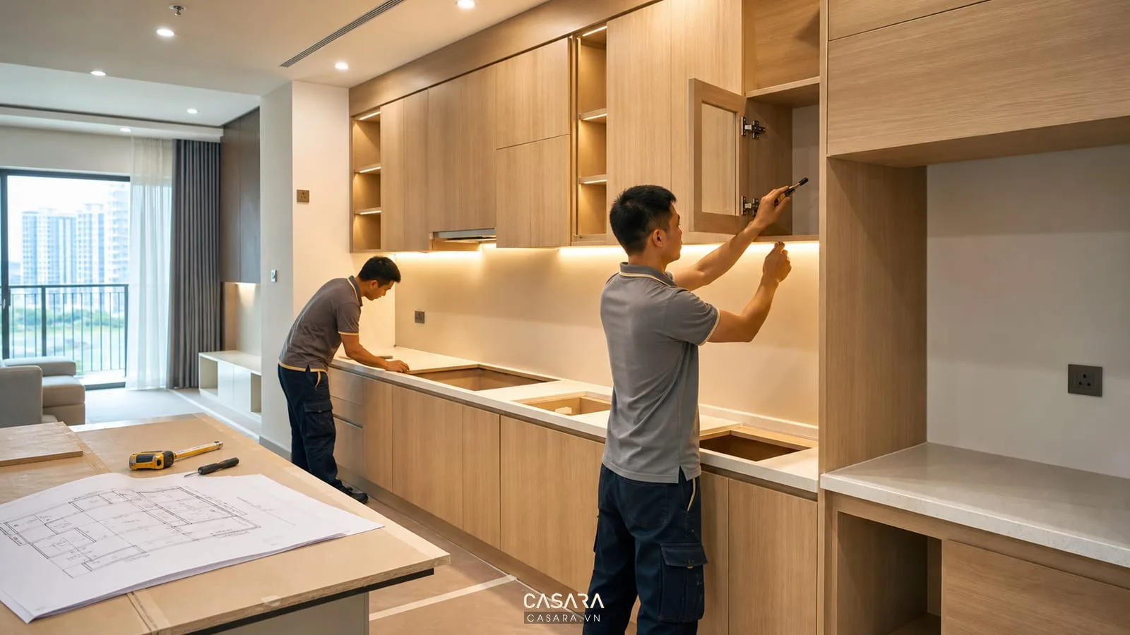 thi công nội thất chung cư Vinhomes Grand Park với thợ lắp tủ bếp và bản vẽ kỹ thuật