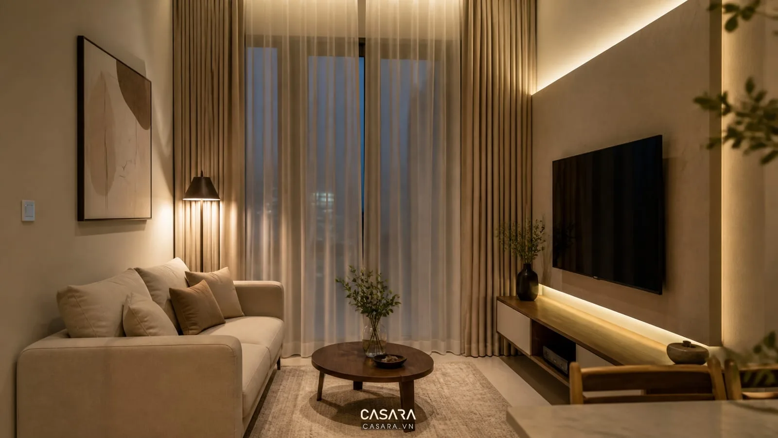 Phòng khách nhỏ với rèm cao hai lớp, sofa gọn, đèn sàn, đèn hắt vách tivi, bàn trà nhỏ và ánh sáng vàng ấm