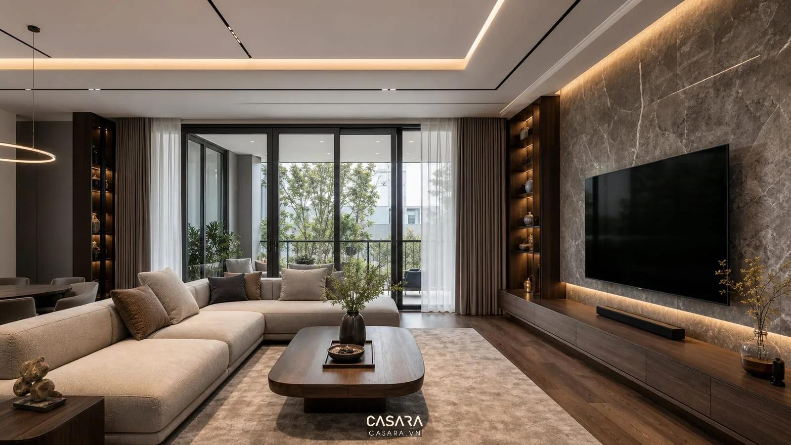 Thiết kế phòng khách sang trọng hiện đại với sofa trung tính, vách tivi ốp đá, kệ gỗ và đèn tuyến tính