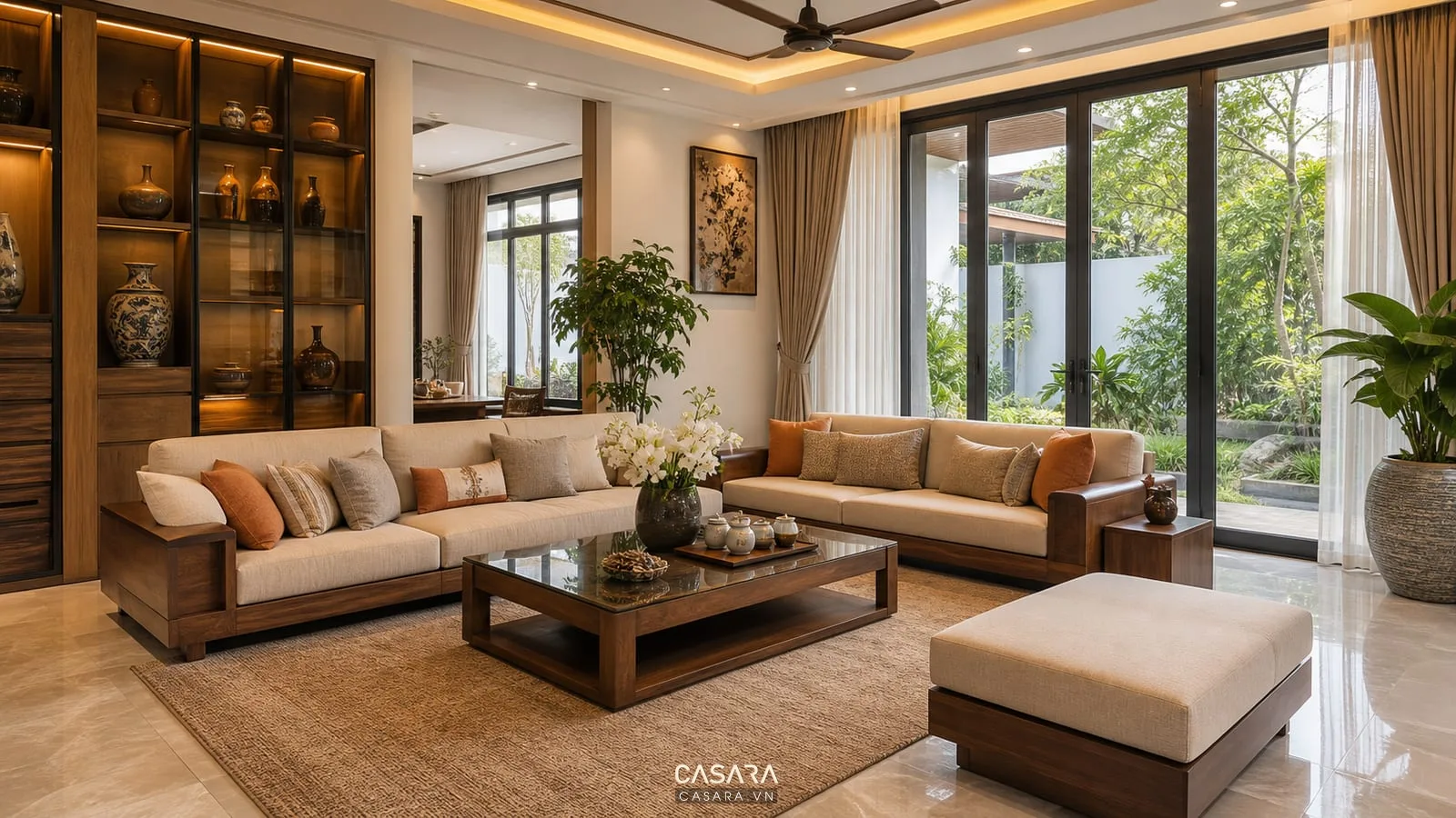 Kệ phòng khách trong nhà phố trần cao với tủ hai bên tivi và đèn trang trí
