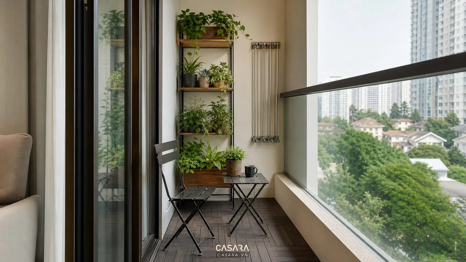 ban công chung cư nhỏ đa năng có ghế gấp và kệ cây
