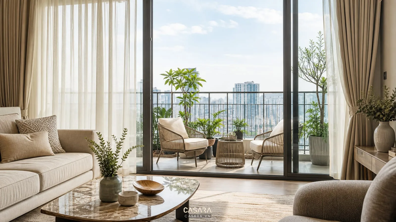 phòng khách chung cư kết nối ban công có cây xanh và cửa kính