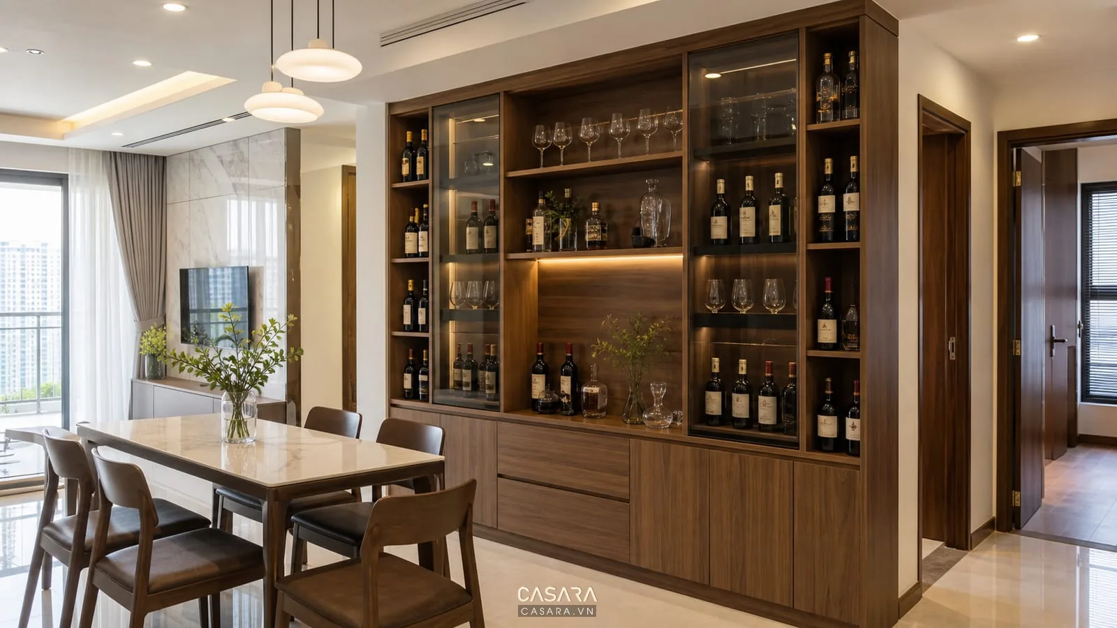 Tủ rượu chung cư kết hợp bàn ăn với chai rượu vang ly thủy tinh và hộc kín