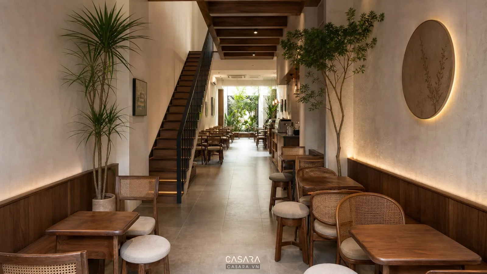 Thiết kế quán cafe nhà phố hẹp có lối đi rõ và bàn ghế nhỏ
