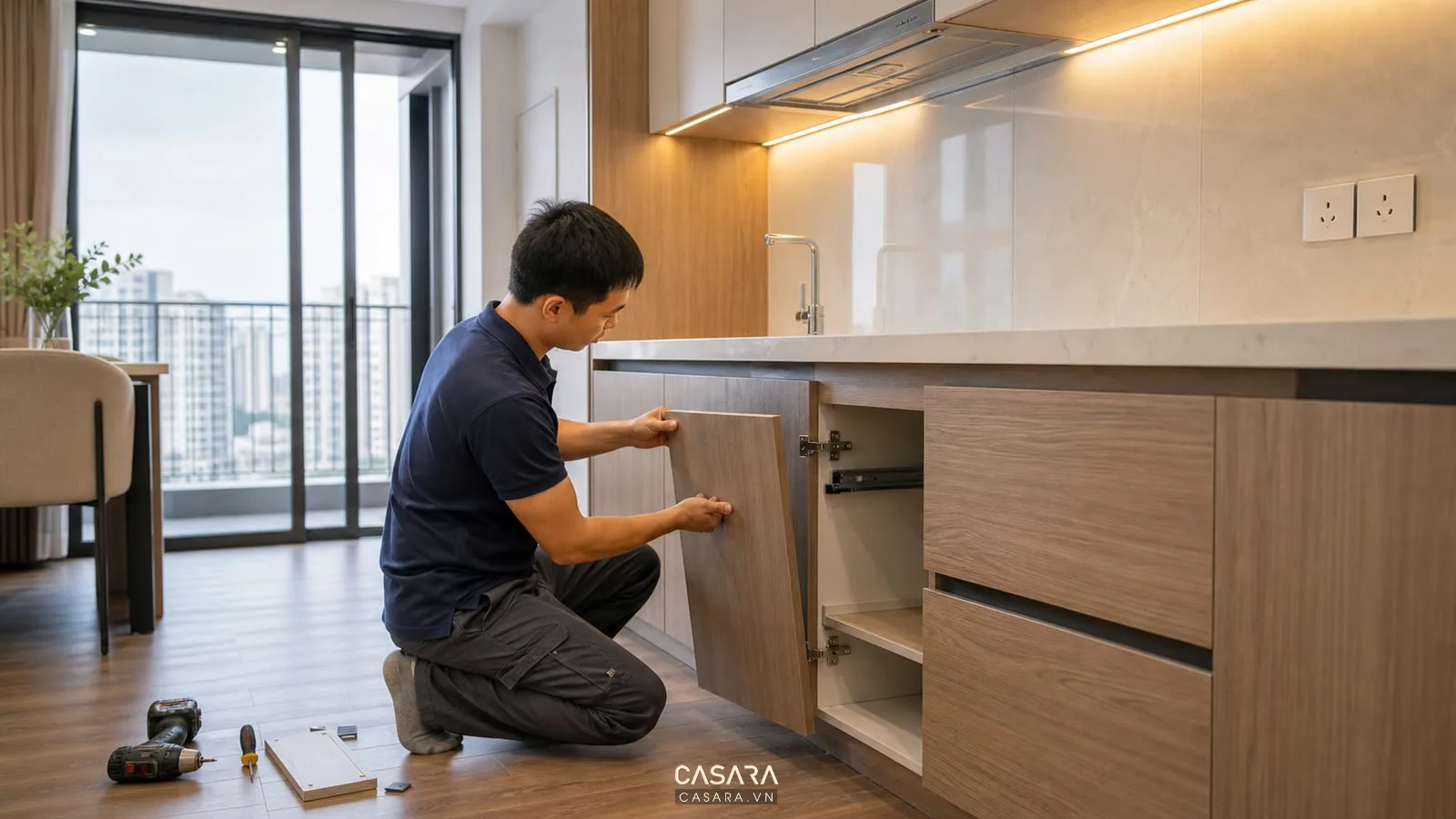 Lắp đặt tủ bếp chung cư trong tiến độ thi công nội thất căn hộ