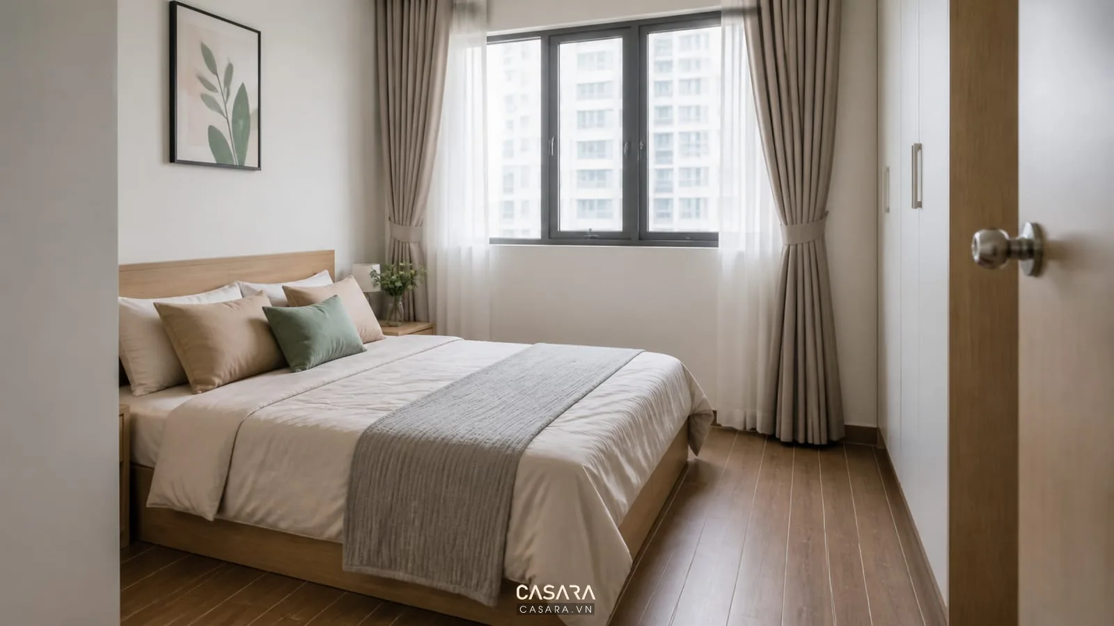 Giường ngủ căn hộ chung cư nhỏ có lối đi cạnh giường và tab đầu giường gọn