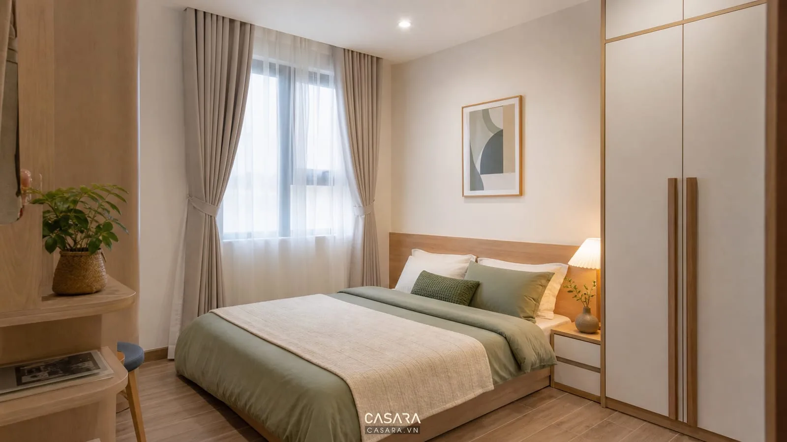 Phòng ngủ chung cư nhỏ thư giãn với giường thấp rèm sáng và đèn đầu giường ấm
