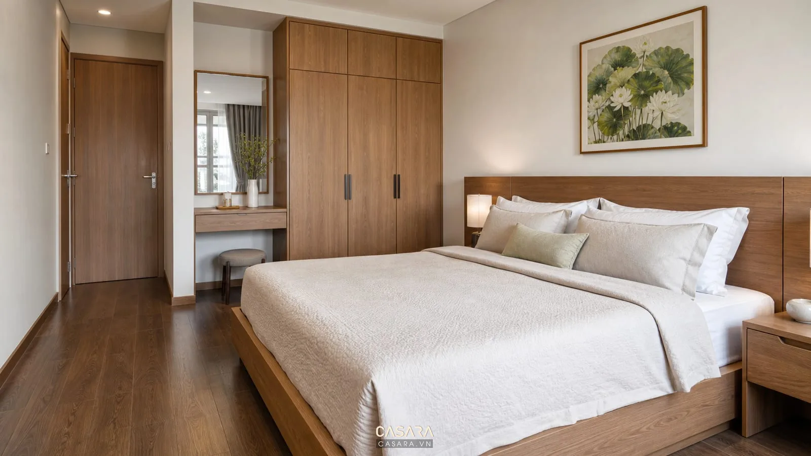 Phòng ngủ căn hộ nhỏ có giường bọc nệm và lối đi quanh giường thông thoáng