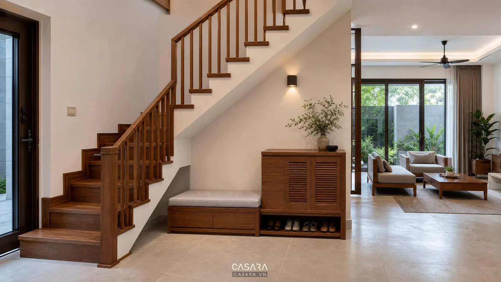 Trang trí chân cầu thang phòng khách bằng ghế băng gỗ, tủ giày thấp, đèn tường, cầu thang gỗ và lối vào nhà phố hiện đại