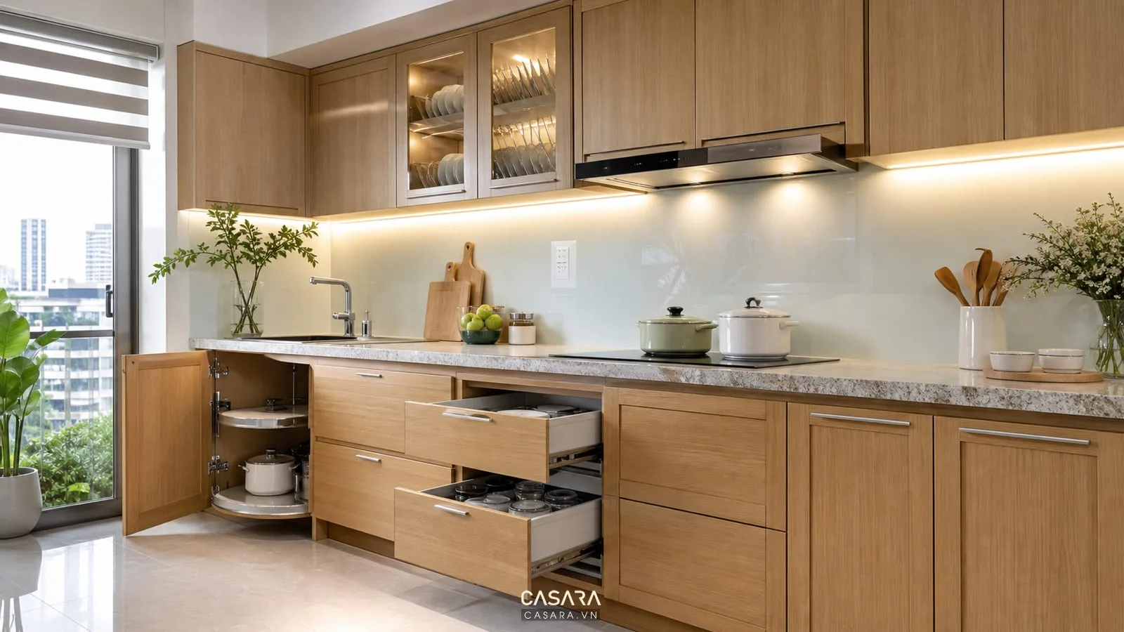 tủ bếp chung cư 70m2 với ngăn kéo và phụ kiện bếp