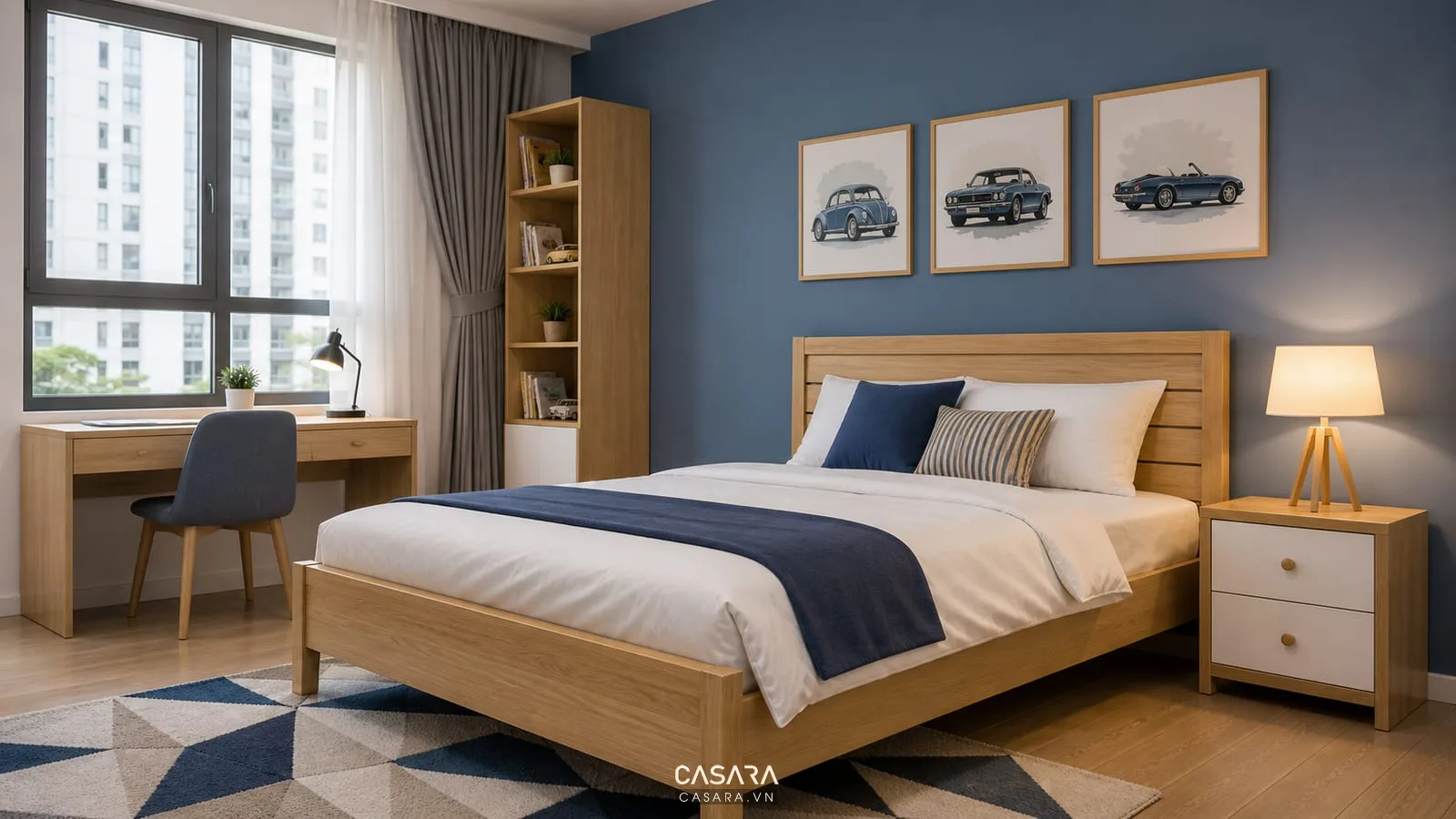 Phòng ngủ cho bé trai với tường đầu giường màu xanh khói, giường gỗ sáng, chăn ga trắng, tranh xe hơi, đèn ngủ và thảm đơn giản
