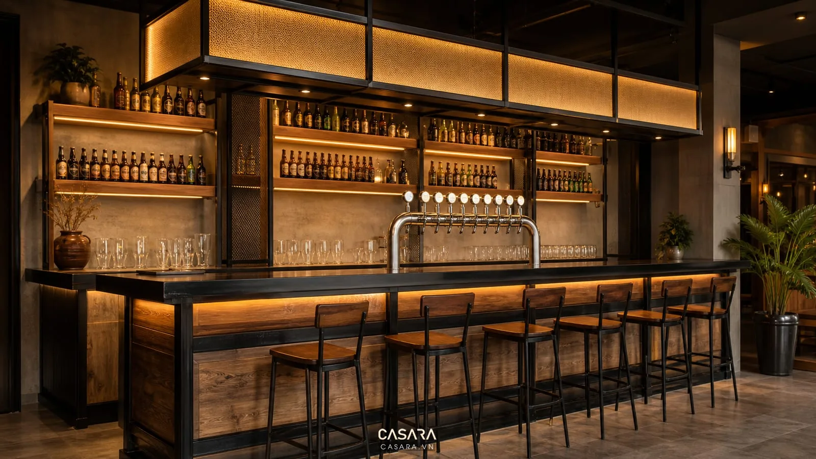 quầy bar quán bia có vòi rót bia và kệ chai bia ánh sáng hắt