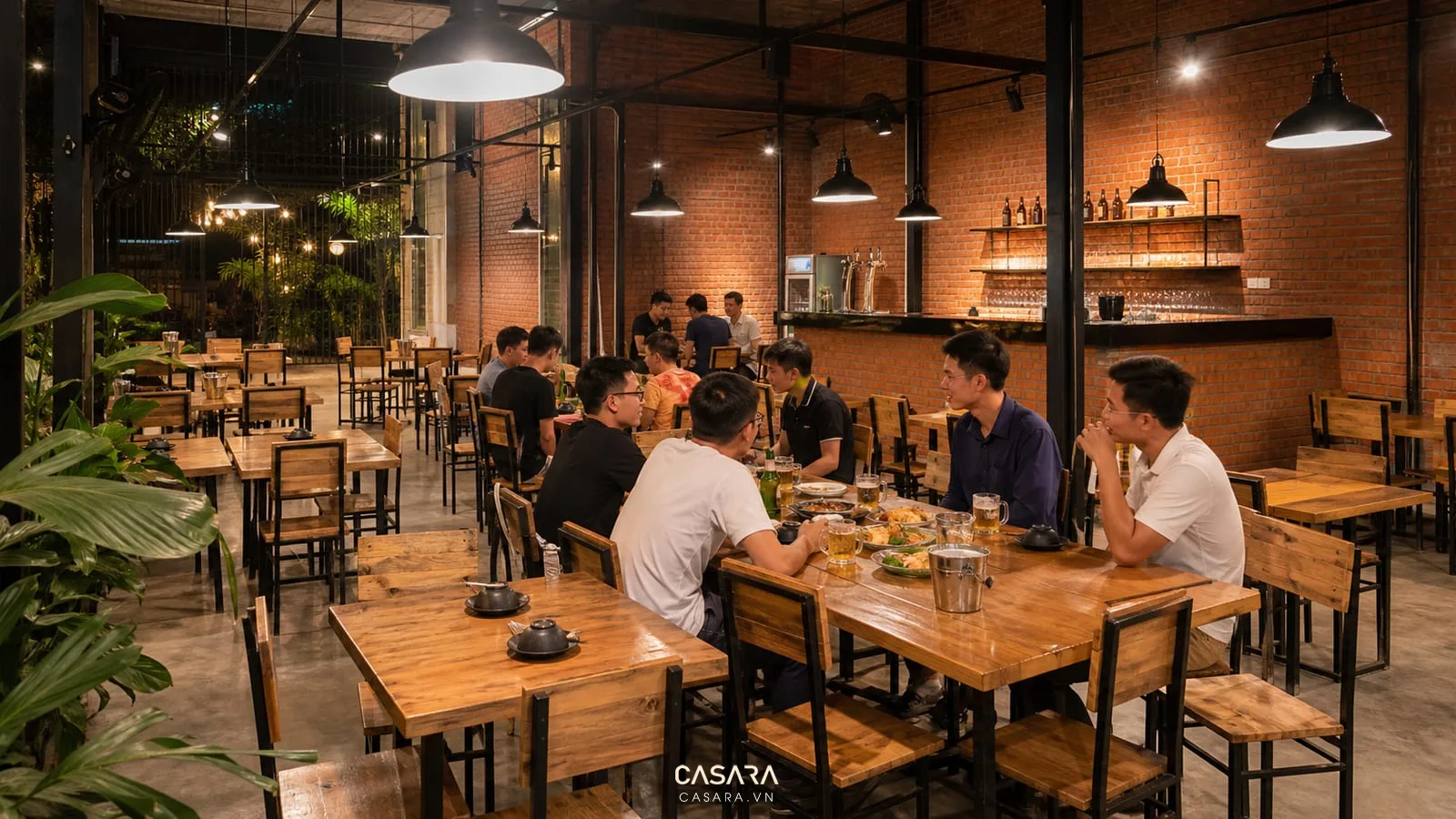 Quán nhậu phong cách công nghiệp với tường gạch thô, đèn kim loại, bàn ghế gỗ khung sắt và quầy bia cho nhóm bạn