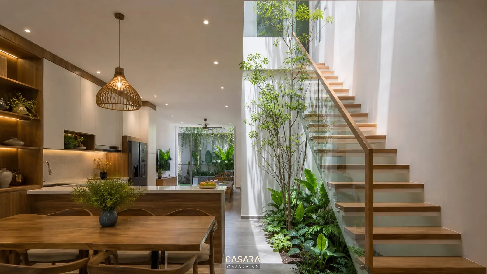 Cầu thang chữ L cho nhà nhỏ trong nhà ống hẹp với bậc gỗ sáng, lan can sắt mảnh, chiếu nghỉ gọn và ánh sáng giếng trời